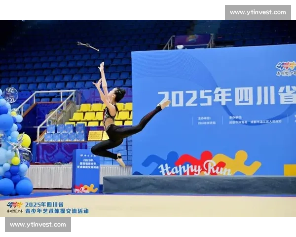 体操赛场精彩瞬间汇聚顶尖选手竞技与力量美的较量 - 副本 体操赛场精彩瞬间汇聚顶尖选手竞技与力量美的较量 - 副本